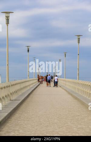 Seebahn mit Menschen in Forte Dei Marmi, einer italienischen Küstenstadt in der Provinz Lucca, im Norden der Toskana, mit Blick auf das Ligurische Meer. Stockfoto