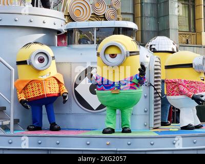 Osaka, Japan – 11. Dezember 2023: Minions begrüßen die Besucher während der Parade in den Universal Studios Japan. Stockfoto
