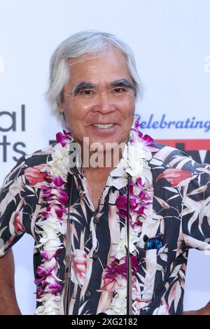 Burbank, Kalifornien, USA. Juli 2024. Fotojournalist Nick UT besuchte die Catherine Bauknight 'All One World' Photography Exhibition in der Betsy Lueke Creative Arts Gallery in Burbank, Kalifornien. Quelle: Sheri Determan Stockfoto