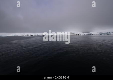 Foyn Harbour im Morgennebel, Enterprise Island, Antarktische Halbinsel Stockfoto