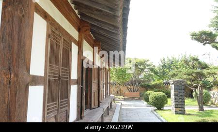 Traditionelles koreanisches Wohnhaus aus nächster Nähe im Bezirk Jung-gu von Ulsan, Südkorea. Stockfoto