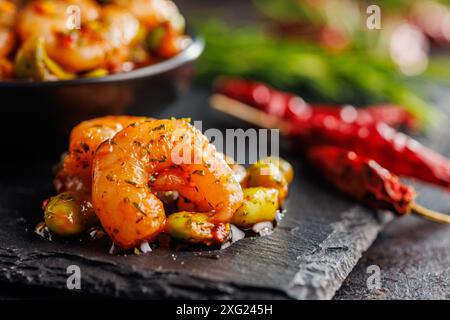 Frischer Salat mit Garnelen und Edamame Sojabohnen auf einem schwarzen Schneidebrett. Stockfoto