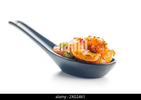 Frischer Salat mit Garnelen und Edamame Sojabohnen in Löffel isoliert auf weißem Hintergrund. Stockfoto