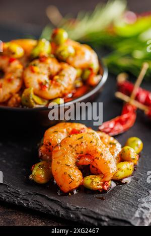 Frischer Salat mit Garnelen und Edamame Sojabohnen auf einem schwarzen Schneidebrett. Stockfoto