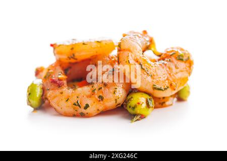 Frischer Salat mit Garnelen und Edamame-Sojabohnen auf weißem Hintergrund. Stockfoto