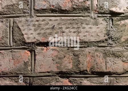 Teil einer alten roten Ziegelmauer aus Nahaufnahme. Stockfoto