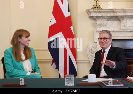 London, Großbritannien. Juli 2024. Der neue britische Premierminister Keir Starmer (R) spricht am 5. Juli 2024 mit Angela Rayner in der Downing Street 10 in London. Keir Starmer, der die Labour Party zu einem Erdrutschsieg bei den britischen Parlamentswahlen geführt hat, wurde offiziell neuer Premierminister, nachdem er sich am Freitag mit König Karl III. Im Londoner Buckingham Palace getroffen hatte. Ebenfalls am Freitag begann Starmer sein Kabinett zu ernennen, machte Angela Rayner zum stellvertretenden Premierminister und machte Wohnungs- und Gemeindesekretär. Quelle: Xinhua/Alamy Live News Stockfoto