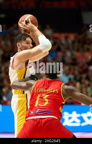 Joao Fernandes aus Angola, Rudy Fernandez aus Spanien im Spiel zwischen Spanien und Angola im FIBA Olympic Qualifying Tou Stockfoto