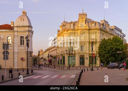 Ruse, Bulgarien - 17. September 2023: Blick auf die Aleksandrovska Straße bei Sonnenuntergang, mit alten Gebäuden, Einheimischen und Besuchern, in Russe, nordöstliche Bulgari Stockfoto