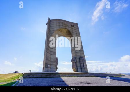 Beklemeto, Bulgarien - 16. September 2023: Blick auf das Denkmal des Arch of Freedom, auf dem Berg Goraltepe, Beklemeto-Pass (Trojanischer Pass), Bulgarien Stockfoto