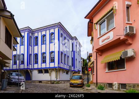 Plovdiv, Bulgarien - 25. September 2023: Blick auf verschiedene alte Gebäude in der Altstadt von Plovdiv, Bulgarien Stockfoto