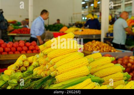 Skopje, Nordmakedonien - 05. Oktober 2023: Schauplatz der Bauernmärkte im Alten Basar-Viertel mit verschiedenen Produkten, Verkäufern und Käufern. Skopje, N Stockfoto