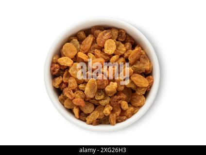 Keramikschale mit süßen kleinen gelben Rosinen aus grünen Trauben isoliert auf weißem Hintergrund. Stockfoto