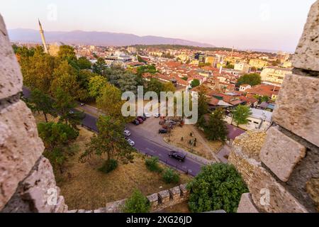 Skopje, Nordmakedonien - 5. Oktober 2023: Blick auf den Alten Basar von der Festung in Skopje, Nordmakedonien Stockfoto