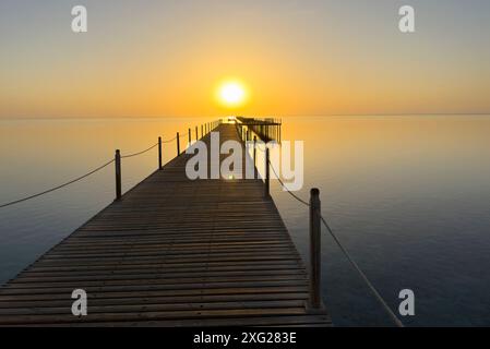 Sonnenaufgang am Pier am Roten Meer in Ägypten Stockfoto