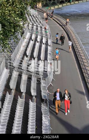 FRANKREICH. PARIS (75) 4. BEZIRK. AM RECHTEN UFER DER SEINE. VORBEREITUNGEN FÜR DIE ERÖFFNUNGSZEREMONIE DER OLYMPISCHEN SPIELE 2024 IN PARIS. INSTALLATI Stockfoto