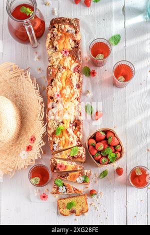 Süßer Erdbeer-Hefekuchen mit Beeren und Crumble. Erdbeer-Hefekuchen für den Sommer. Stockfoto