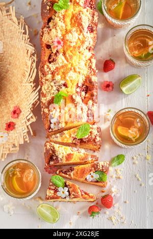 Hausgemachter Erdbeer-Hefekuchen mit Beeren und Crumble. Erdbeer-Hefekuchen für den Sommer. Stockfoto