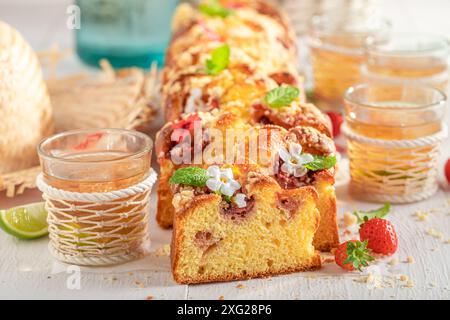 Leckerer Erdbeer-Hefekuchen mit Beeren und Crumble. Erdbeer-Hefekuchen für den Sommer. Stockfoto