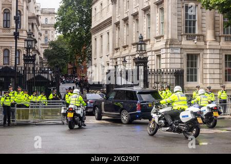 London, Großbritannien. JUNI 2024. Sir Kier Starmer, neuer Premierminister Großbritanniens, betritt zum ersten Mal die Downing Street, als die Presse und die Mitarbeiter der Welt darauf warten, ihn zu begrüßen. Credit Milo Chandler/Alamy Live News Stockfoto