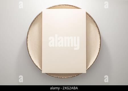 Leeres Whitepapier Kopierfeld auf cremefarbener Platte Stockfoto