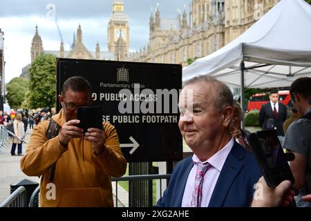 Ian Hislop kommt am College Green an, um sein Feedback über den Sieg der Labour-Wahl und die Niederlage der Tory am 5. Juli 2024 zu geben. Stockfoto