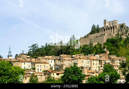 Sisteron. Blick auf die Stadt am Fuße der Zitadelle. Alpes-de-Haute-Provence. Provence-Alpes-Côte d'Azur. Frankreich Stockfoto