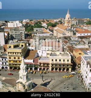 Plaza de Los Coches, Turm der Kathedrale im Hintergrund. Cartagena de Indias. Kolumbien Stockfoto