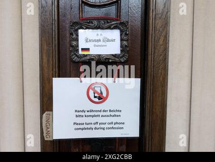 Hinweisschild zum Handyverbot waehrend der Beichte in der Basilika St. Ulrich und Afra in Augsburg Foto vom 04.07.2024. NUR REDAKTIONELLE VERWENDUNG *** Handyverbot bei der Beichte in der Basilika St. Ulrich und Afra in Augsburg Foto vom 04 07 2024 REDAKTIONELLE VERWENDUNG Copyright: epd-bild/AnnettexZoepf UWOPontifamt24HandyBeichte Stockfoto