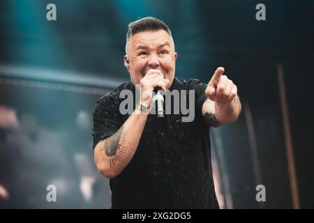 DÄNEMARK COPENAGHEN, COPENHELL FESTIVAL 19. JUNI: Ken Casey, Sänger der amerikanischen Celtic Punk-Band Dropkick Murphys (aus Quincy, Massachusetts), trat live auf der Bühne des Copenhell Festivals 2024 auf Stockfoto