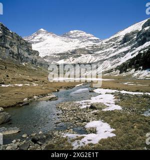 Pico Soum de Ramond (Mitte), Monte Perdido (links) und Araza River. Circo de Soaso. Parque Nacional de Ordesa. Pyrenäen. Huesca. Spanien. Stockfoto