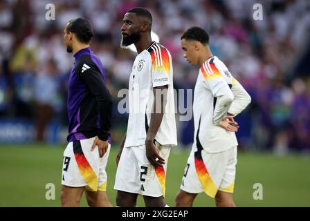 STUTTGART, DEUTSCHLAND - 05. JULI: Leroy Sane aus Deutschland Antonio Ruediger aus Deutschland Jamal Musiala aus Deutschland sieht nach der Niederlage des Teams im Viertelfinalspiel der UEFA EURO 2024 zwischen Spanien und Deutschland in der Stuttgart Arena am 5. Juli 2024 in Stuttgart niedergeschlagen aus. © diebilderwelt / Alamy Stock Stockfoto