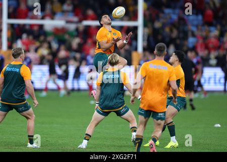 Sydney, Australien. Juli 2024. Tom Wright of Wallabies wärmt sich während des internationalen Testspiels zwischen Australien Wallabies und Wales am 6. Juli 2024 im Allianz Stadium in Sydney auf. Foto von Peter Dovgan. Nur redaktionelle Verwendung, Lizenz für kommerzielle Nutzung erforderlich. Keine Verwendung bei Wetten, Spielen oder Publikationen eines einzelnen Clubs/einer Liga/eines Spielers. Quelle: UK Sports Pics Ltd/Alamy Live News Stockfoto