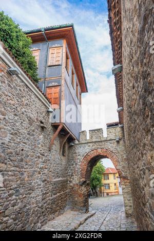 Blick auf eine enge Straße mit antikem Bogen in der Altstadt in Plovdiv-Stadt, Bulgarien Stockfoto