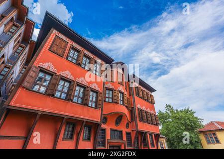 Plovdiv, Bulgarien. Mai 2024. Flacher Blick auf ein traditionelles Gebäude mit einer herrlichen Fassade im Altstadtviertel der Stadt Stockfoto