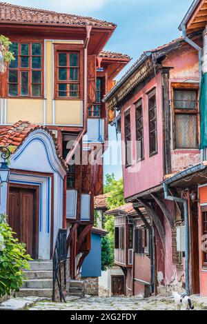 Straße mit traditionellen Gebäuden in der Altstadt von Plovdiv, Bulgarien Stockfoto