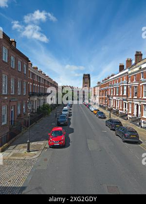 Blick auf die anglikanische Kathedrale von Liverpool entlang der Canning Street im georgianischen Viertel von Liverpool. Stockfoto