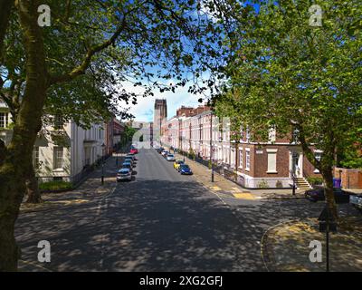 Blick auf die anglikanische Kathedrale von Liverpool entlang der Canning Street im georgianischen Viertel von Liverpool. Stockfoto