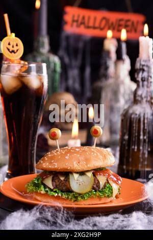 Der Monster Burger wird Ihre Stimmung auf jeden Fall aufheizen und ist der perfekte Snack für eine Halloween-Party. Stockfoto