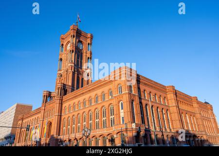 Das imposante Rathaus Berlins, das sogenannte Rote Rathaus, an einem sonnigen Tag Stockfoto