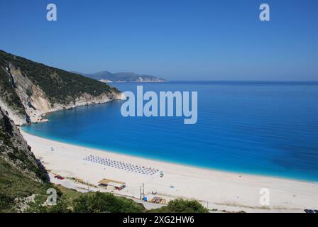 Ein fantastischer Blick auf den wunderbaren Myrtos Beach auf der Insel Kefalonia, das Ionische Meer, Griechenland. Stockfoto