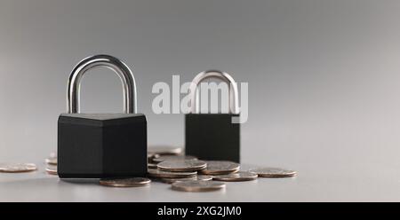 Kombinationsvorhängeschloss auf Münzgeld für finanzielle Sicherheit, Symbol für Schutzfinanzierung Stockfoto