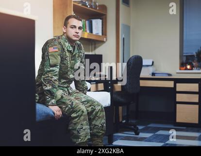 Militär, Dienst und Soldat oder Mann im Schlafzimmer der Marine zum Schutz, zur Kriegstrainings oder zum US-Kampf. Porträt eines Veteranen in Militäruniform mit Mut Stockfoto