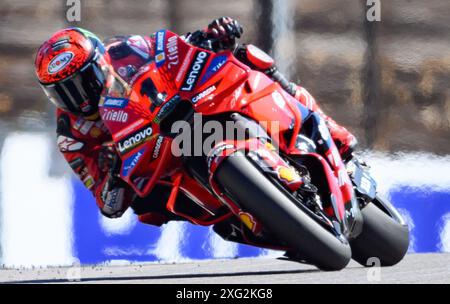 Hohenstein Ernstthal, Deutschland. Juli 2024. Motorsport/Motorrad: Grand Prix von Deutschland, Sachsenring, MotoGP, Qualifying, Francesco Bagnaia aus Italien des Ducati Lenovo Teams fährt auf der Strecke. Robert Michael/dpa/Alamy Live News Stockfoto