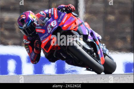 Hohenstein Ernstthal, Deutschland. Juli 2024. Motorsport/Motorrad: Großer Preis Deutschlands, Sachsenring, MotoGP, Qualifying, Jorge Martin aus Spanien vom Prima Pramac Racing Team fährt auf der Strecke. Robert Michael/dpa/Alamy Live News Stockfoto