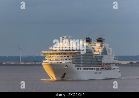 Kreuzfahrtschiff Seaborn Ovation fährt nach dem Verlassen der Royal Portbury Docks aufs Meer Stockfoto