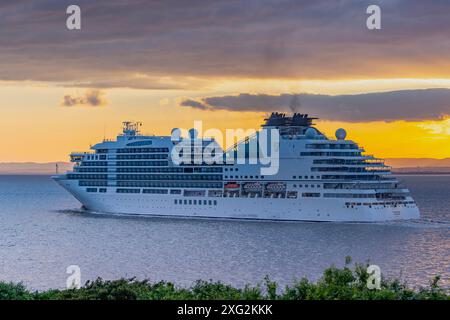 Kreuzfahrtschiff Seaborn Ovation fährt nach dem Verlassen der Royal Portbury Docks aufs Meer Stockfoto