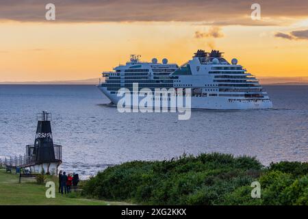 Kreuzfahrtschiff Seaborn Ovation fährt nach dem Verlassen der Royal Portbury Docks aufs Meer Stockfoto