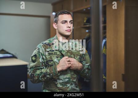 Militär, Uniform und Mann bereiten sich in der Marine, im Schlafzimmer oder Offiziersquartier auf Kriegstraining, Kampf oder USA-Kampf vor. Veteran, Held oder Soldat in der Armee Stockfoto