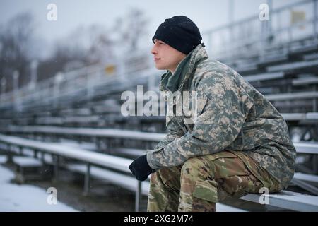 Mann, Armee und Soldat in Uniform, Denken und Pflicht zum Stolz, Respekt und Land für den militärischen Einsatz. Männlicher Mensch, Kriegsheld und Winter mit Stockfoto